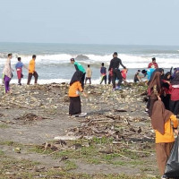 Peduli Lingkungan, Ponpes Darunnaja Ketahun Lakukan Bakti Sosial