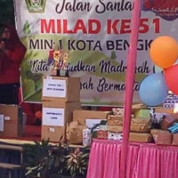 KaKan Kemenag Kota Bengkulu lepas ribuan peserta jalan santai dalam rangka Milad MIN 1 Kota Bengkulu