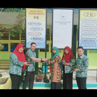 MIN 5 Dapat Bantuan Bibit Bunga dari Puskesmas Ujung Karang