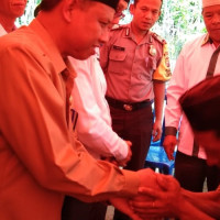 kepala Kemenag Bengkulu Selatan Serahkan Bantuan Bedah Rumah