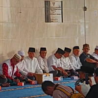 Kepala Kantor Kemenag Kota Bengkulu damping Walikota sambut Jamaah Haji Kota Bengkulu Kloter 1 (6 PDG)