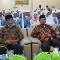 Semangat Ka. Kemenag Benteng  Sambut Jamaah Haji Benteng Kloter Terakhir