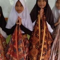 SISWA MIN 2 KOTA BENGKULU, MENCINTAI BUDAYA DAERAH MELALUI PRAKTEK MENARI