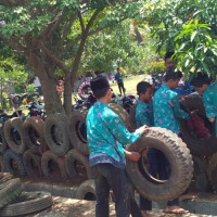 Kreatif, Siswa MTsN 2 Mukomuko (Kampus 2) Manfaatkan Ban Bekas untuk Pagar