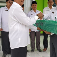 Bantuan 5 Pcs Sajadah Mushallah Al Mabrur oleh Jamaah Haji Kloter 7 Robongan 1 Seluma