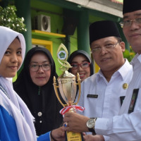 Kakanwil Beri Uang Pembinaan  Kepada Siswa Peraih Medali KSM 2019