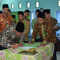 Serah Terima Pekerjaan KUA Kecamatan Ilir Talo usai  MTQ Tingkat Provinsi di Kab. Muko Muko