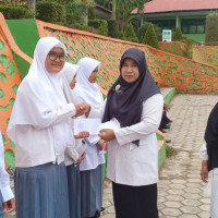 Kamad MAN 1 Mukomuko Berikan Reward Kepada Siswa Pemenang Syarhil Qur’an Tingkat Provinsi