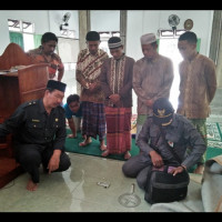 KA.KUA Pondok Suguh Dampingi Ka. Penyelenggara Syariah Ukur Arah Kiblat