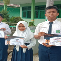 Penyerahan Piagam Peserta  ICON Fest Siswa MTs N 2 Bengkulu Tengah