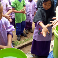 Ajarkan Cuci Tangan Pakai Sabun Sejak Dini di MI Nurul Ulum