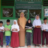 MI Nurul Ulum Bagikan Atk Gratis Bagi Siswa Kurang Mampu