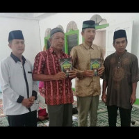 KUA Bang Haji Serahkan Buku Khutbah sebagai Referensi