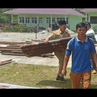 Barang Bekas Bongkaran Bangunan Jadi  Penjalin Silahturahmi  MTsN 3 bengkulu Selatan