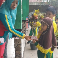 Kepala MIN 5 Bengkulu Tengah bagikan KIA Kepada Siswa