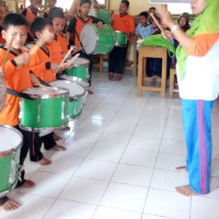 Tingkatkan Bakat Siswa, MI Nurul Huda Adakan Ekskul Drumband