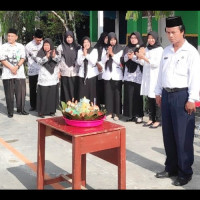 Potong Nasi Tumpeng dan Pemilihan Guru Favorit