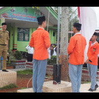 Lurah Pasar Ujung Pembina Upacara di MAN 2 Kepahiang