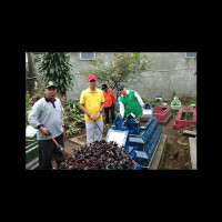 Pegawai Kemenag RL Gotong Royong Bersihkan TPU