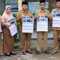 Awali Tahun 2020, Ka.MIN 2 Benteng Bagikan Kalender Madrasah