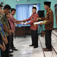 Kepala Kantor Kemenag Seluma Bagi SK PPNPN Tahun 2020