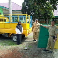 MAN 2 Kepahiang Terima Bantuan Kotak Sampah dari DLH Kepahiang