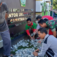 inergi Bersama TNI, Kepala KUA dan  Penyuluh Tata Taman Depan Kantor Baru