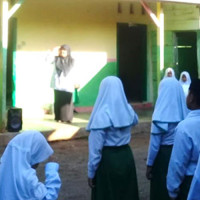 Di Tempat Sempit dan Sederhana, MIN 4 Beteng Kelas Jauh Sidodadi Laksanakan Upacara Bendera dengan Hikmat