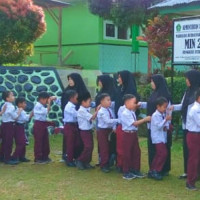 Bentuk Karakter Siswa, MIN 2 Bengkulu Utara Biasakan Siswa Salaman Pagi