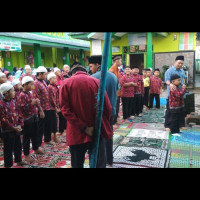 Berhasil Jawab Tantangan Kamad, Siswa Kelas 1 MIN 1 RL diberi Hadiah