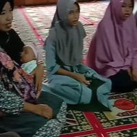 Kinerja Maksimal, Sambil Gendong Anak Tetap  Jalankan Tugas