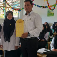 Kepala MIN 2 Bengkulu Selatan Berikan Reward Kelas Terbersih