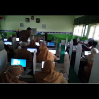 Guru MTsN 2 Kota Bengkulu Ikuti Simulasi AKM Guru