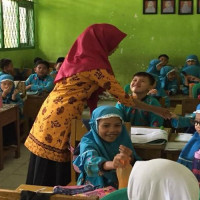 Cegah Cacingan, Ratusan Siswa-siswi MIN 2 Bengkulu Selatan Minum Obat Cacing