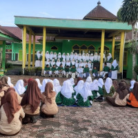 Perkusi Kelas X IPS MAN Sayang Ramaikan Pentas Seni di Jumat Kreasi