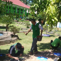 Kepala MTsN 2 Mukomuko Ajak Stafnya Berkreasi di Taman Madrasah