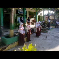 Latih Keberanian Sejak Dini, MIN 5 Benteng Siapkan Siswa Kelas Rendah  Menjadi Petugas Upacara