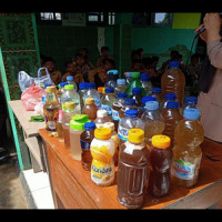 Bersama Siswa, Guru MIN 1 Benteng Racik <i>Hand Sanitizer</i>