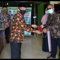 Masyarakat Daftar Calon Jamaah Haji, Kemenag Benteng Bagikan Masker