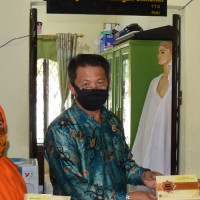 Bagikan Sovenir dan Buku Panduan, Kasi PHU Ingatkan Jamaah untuk Lebih Sabar