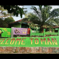 OSIS MAN Bengkulu Selatan Melukis Tembok