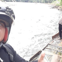 Perjuangan Ka.KUA Teramang Jaya Seberangi Sungai Pakai Rakit Demi Tugas