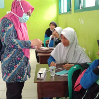 Atasi Anemia, Siswa MTsN  1 Bengkulu Selatan Terima Tablet Tambah darah