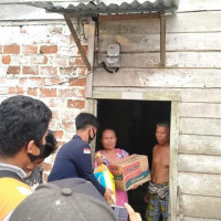 Banjir Rendam Rumah Warga, Siswa MAN 1 MUkomuko Turun Tangan Bantu Warga