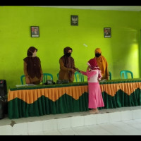 Cegah Covid-19,MIN 2 Bengkulu Selatan Bagikan Masker Gratis