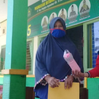 Biasakan Siswa Pola Hidup Sehat Sejak Dini, MIN 4 Benteng Bagikan Botol Minuman