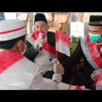 Nikah di Masa Pandemi, Pengantin Gunakan Tongkat Bendera Hindari Kontak Fisik