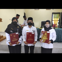 Guru MIN 2 Benteng terima anugerah Setya Lencana Karya Satya.