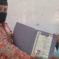 MIN 4 Bengkulu Tengah Bagikan Ijazah Siswa