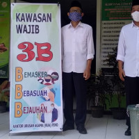 Patuhi Protokoler Kesehatan, KUA Pino  Pasang Spanduk Kawasan Wajib 3B